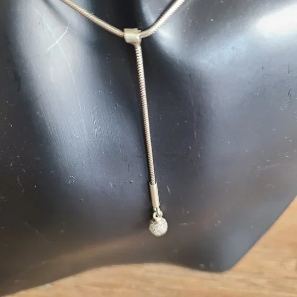 Very delicate and elegant sterling silver pendant with dangling ball. - Picture 2 of 4